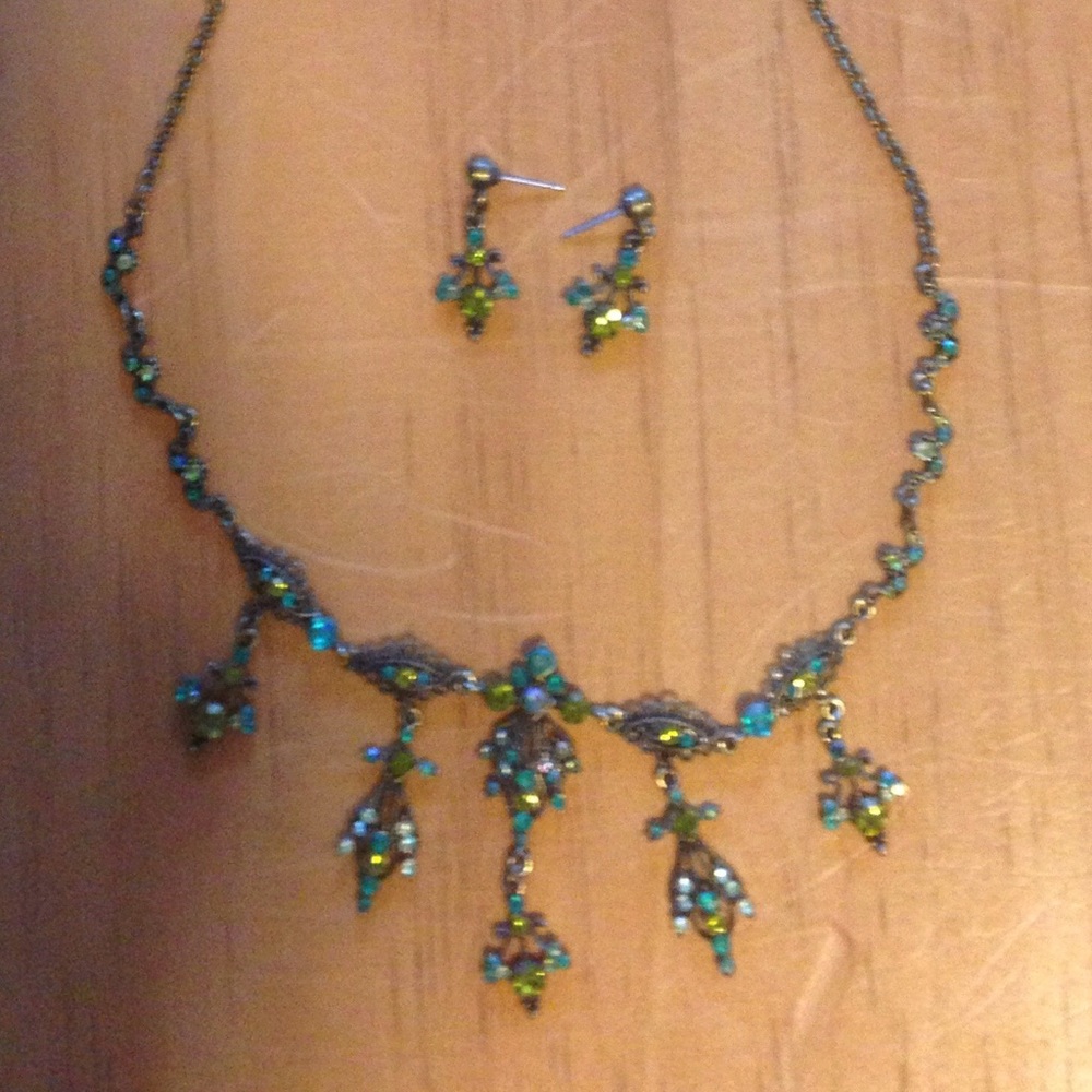 Pretty green Antique Crystal necklace & earrings
